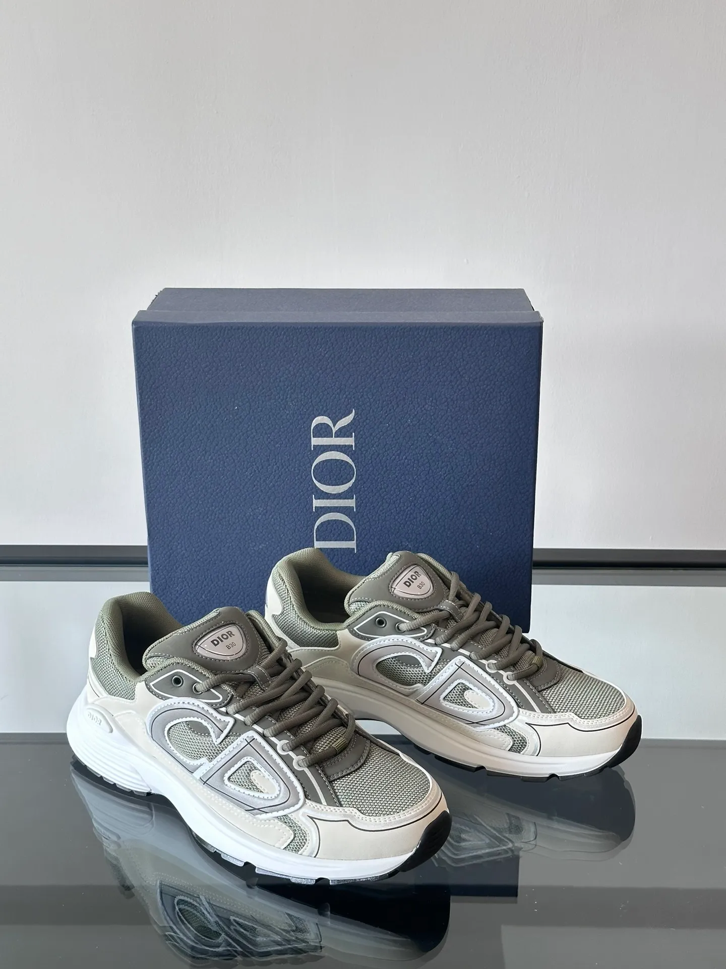 Men's Men's Shoes 💰p440 "Dio*" Dior B30 series sports shoes, multi-color mesh fabric and multi-color technical fabrics, this season's new B30 low-top sports shoes are one of the flagship styles of the series. Crafted from multicolor mesh and technical fabrics, it's finished with a reflective "CD30" graphic and silver-toned "DIOR B30" and "CD30" logos on the heel and tongue. An extra-light, sculpted rubber sole with signature accents adds style, while internal stretch details create ideal comfort. It can be matched with various casual styles to show a fashionable and modern sports style. Size: 38-44 (45-46 customized)